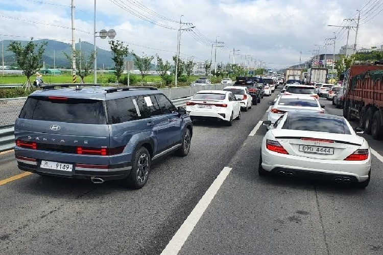 Ở bên sườn, xe được bổ sung hốc bánh góc cạnh và nổi bật hơn trước, chứa bộ vành có đường kính lên đến 21 inch. Khu vực này được thiết kế khá thẳng thớm với các cột sơn đen, kính cửa sổ lớn và baga nóc mới. Hiện hãng Hyundai chưa công bố kích thước của SantaFe mới.