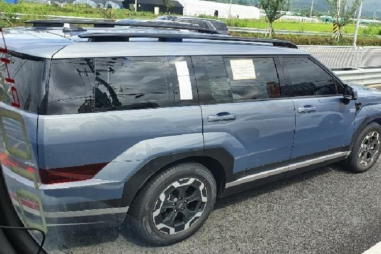 Đáng tiếc là thông tin về động cơ của mẫu xe này chưa được hé lộ. Theo thông tin rò rỉ, Hyundai SantaFe 2024 sẽ có 4 tùy chọn động cơ, đầu tiên là máy xăng GDI 4 xi-lanh, tăng áp, dung tích 2.5L, đi kèm hộp số tự động ly hợp kép 8 cấp.