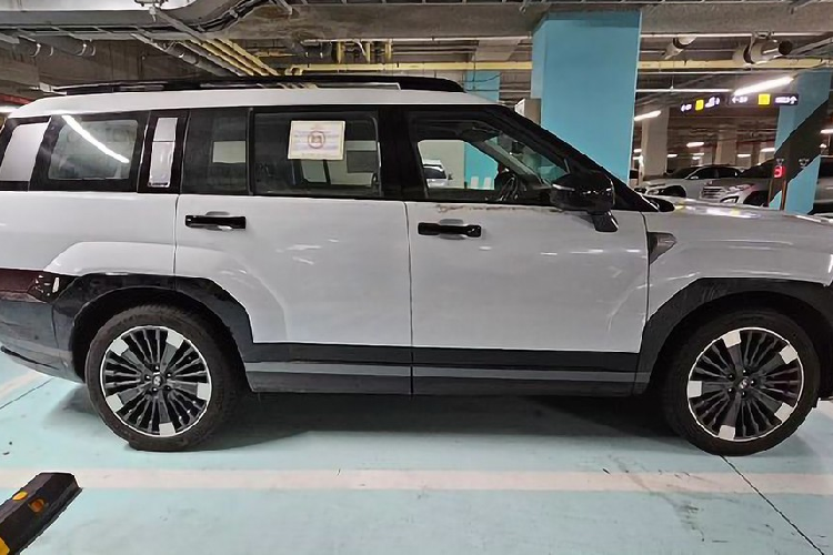 Trái ngược với nội thất, thiết kế ngoại thất của Hyundai SantaFe 2024 lại gây tranh cãi không ít, đặc biệt là khu vực phía sau. Tại đây, xe được trang bị kính chắn gió và cửa cốp gần như thẳng đứng với thiết kế bằng phẳng. Trên cửa cốp còn có logo 2D của hãng Hyundai và tem chữ nổi "Santa Fe".