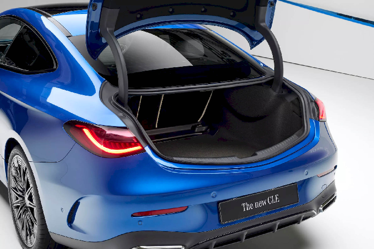 CLE 300 4MATIC có thể tăng tốc 0-100 km/h trong vòng 6,2 giây. Nếu cảm thấy chừng đó chưa đủ hài lòng, khách mua có thể chọn bản cao hơn nữa là CLE 450 4MATIC dùng động cơ xăng 3.0L với 6 xy-lanh, công suất 381 mã lực, mô-men xoắn 500 Nm và khả năng tăng tốc 0-100 km/h chỉ trong 4,4 giây. Ở thời điểm hiện tại, dòng CLE hoàn toàn mới chỉ có kiểu thân coupe mui cứng.