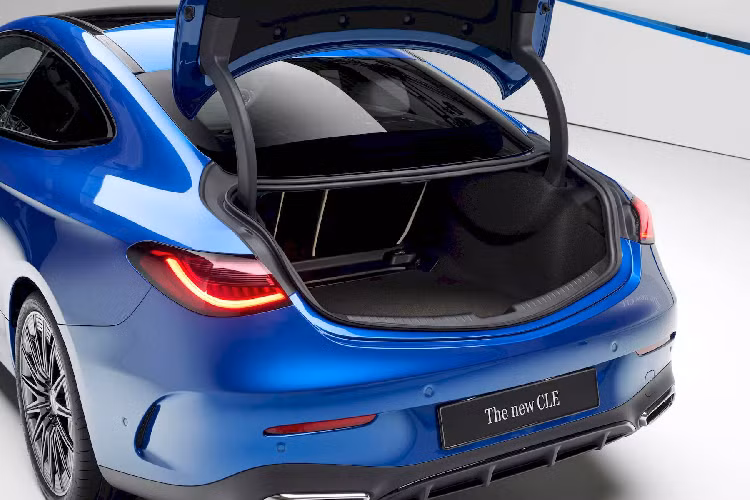 CLE 300 4MATIC có thể tăng tốc 0-100 km/h trong vòng 6,2 giây. Nếu cảm thấy chừng đó chưa đủ hài lòng, khách mua có thể chọn bản cao hơn nữa là CLE 450 4MATIC dùng động cơ xăng 3.0L với 6 xy-lanh, công suất 381 mã lực, mô-men xoắn 500 Nm và khả năng tăng tốc 0-100 km/h chỉ trong 4,4 giây. Ở thời điểm hiện tại, dòng CLE hoàn toàn mới chỉ có kiểu thân coupe mui cứng.