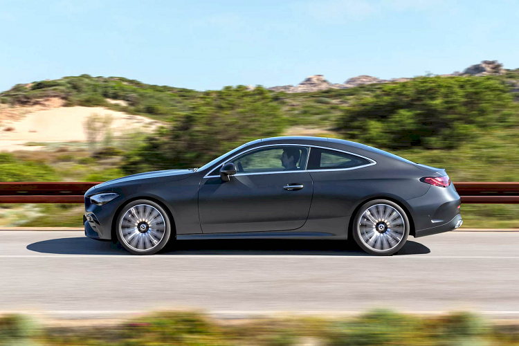 Trong nội thất cũng vậy, ấn tượng đầu tiên khi nhìn thấy bảng táp-lô của CLE 2024 là mẫu xe này gần như giống hệt dòng C-Class Coupe trước đây. Sau vô-lăng có màn hình đồng hồ 12,3 inch, còn ở trung tâm táp-lô có màn hình cảm ứng 11,9 inch nằm nghiêng. Hệ điều hành MBUX bản mới nhất hỗ trợ kết nối 5G, tích hợp sẵn nhiều ứng dụng như TikTok, Zoom hay thậm chí game Angry Birds.