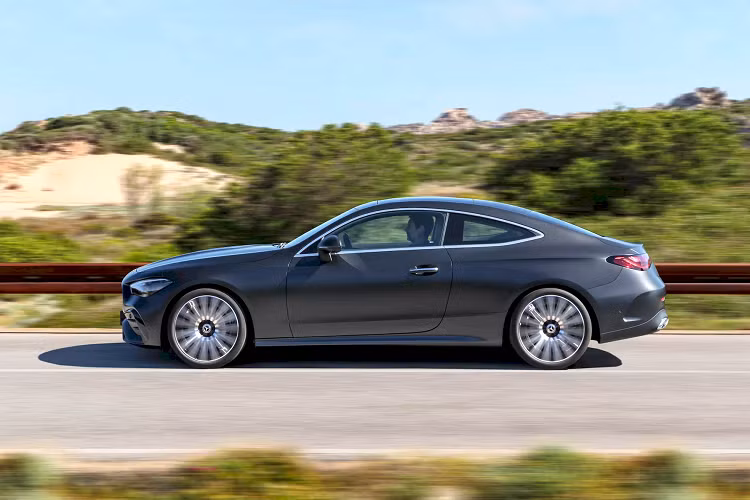 Trong nội thất cũng vậy, ấn tượng đầu tiên khi nhìn thấy bảng táp-lô của CLE 2024 là mẫu xe này gần như giống hệt dòng C-Class Coupe trước đây. Sau vô-lăng có màn hình đồng hồ 12,3 inch, còn ở trung tâm táp-lô có màn hình cảm ứng 11,9 inch nằm nghiêng. Hệ điều hành MBUX bản mới nhất hỗ trợ kết nối 5G, tích hợp sẵn nhiều ứng dụng như TikTok, Zoom hay thậm chí game Angry Birds.