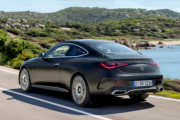 CLE 2024 có kích thước dài 4.850 mm, rộng 1.860 mm và cao 1.428 mm, gần bằng mẫu E-Class Coupe cũ dù vẫn nhỏ hơn đôi chút, nhưng lớn hơn hẳn so với C-Class Coupe cũ. Bản thân tên xe cũng cho thấy nó được định vị ở nhóm xe "E" cỡ trung trong danh mục sản phẩm Mercedes. Trục cơ sở đạt 2.865 mm giúp CLE 2024 trội hơn BMW 4 -Series và Audi A5, vốn là những chiếc xe đối thủ của C-Class Coupe.