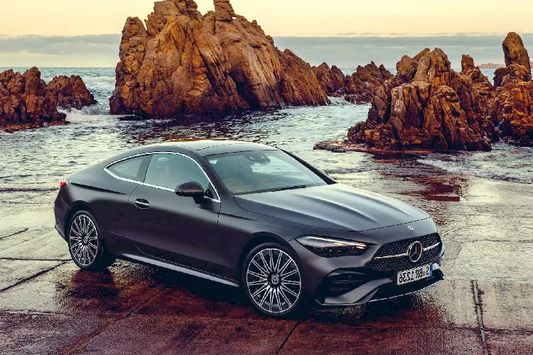 So với C-Class Coupe cũ, CLE 2024 có thêm 10 mm khoảng trống trần xe, 72 mm khoảng trống cho đầu gối hành khách ngồi phía sau và thêm 60 lít không gian hành lý trong cốp, mang đến khả năng chứa 3 túi golf cùng lúc. Như vậy xét về độ thực dụng thì CLE 2024 rõ ràng gần với E-Class Coupe cũ hơn.