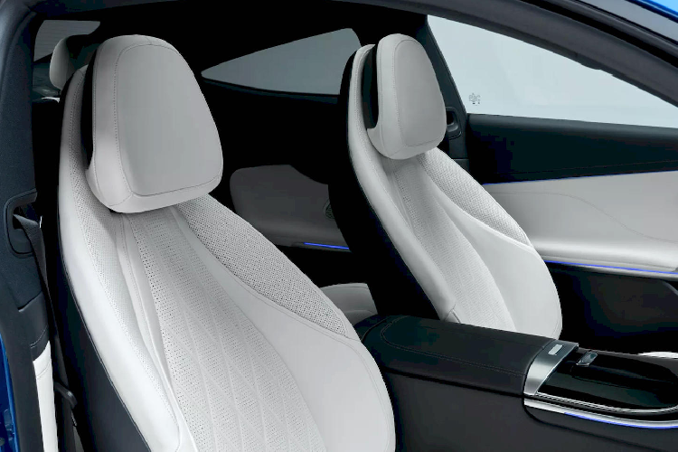 Tại Châu Âu, CLE 220d là bản duy nhất dùng động cơ diesel 2.0L 4 xy-lanh, tăng áp đơn, công suất 200 mã lực. Trong khi đó lựa chọn máy xăng thấp nhất là CLE 200 cũng với cấu hình 2.0L 4 xy-lanh, tăng áp đơn nhưng công suất đạt 204 mã lực, mô-men xoắn 320 Nm. Cả 2 bản này đều có thể tăng tốc 0-100 km/h trong 7,5 giây và đều là xe dẫn động cầu sau.