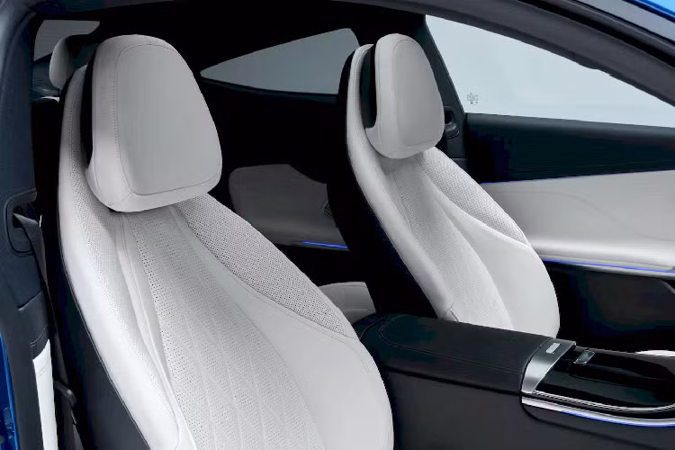 Tại Châu Âu, CLE 220d là bản duy nhất dùng động cơ diesel 2.0L 4 xy-lanh, tăng áp đơn, công suất 200 mã lực. Trong khi đó lựa chọn máy xăng thấp nhất là CLE 200 cũng với cấu hình 2.0L 4 xy-lanh, tăng áp đơn nhưng công suất đạt 204 mã lực, mô-men xoắn 320 Nm. Cả 2 bản này đều có thể tăng tốc 0-100 km/h trong 7,5 giây và đều là xe dẫn động cầu sau.