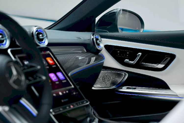 Nếu muốn có xe dẫn động 4 bánh, khách hàng cũng có thể bắt đầu với bản CLE 200 4MATIC có thông số động cơ tương tự CLE 200, hoặc lên hẳn CLE 300 4MATIC dùng một phiên bản mạnh mẽ hơn của động cơ 2.0L nêu trên, với công suất đạt 258 mã lực và mô-men xoắn tới 400 Nm.