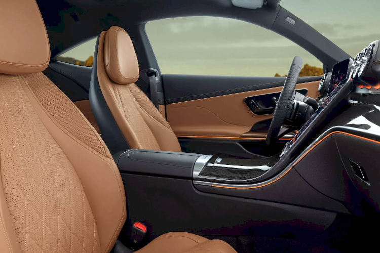 Các lựa chọn về hệ truyền động của CLE 2024 thì đều được lấy từ E-Class Coupe, bao gồm động cơ xăng và diesel tích hợp cơ chế hybrid nhẹ EQ Boost 48V thế hệ mới, có thể hỗ trợ thêm 17 kW (23 mã lực) cho động cơ chính, tốt hơn chút so với mức 15 kW (20 mã lực) của phiên bản thế hệ trước. CLE 2024 được trang bị tiêu chuẩn hộp số tự động 9 cấp 9G-Tronic, nhưng vẫn có tùy chọn hộp số sàn.