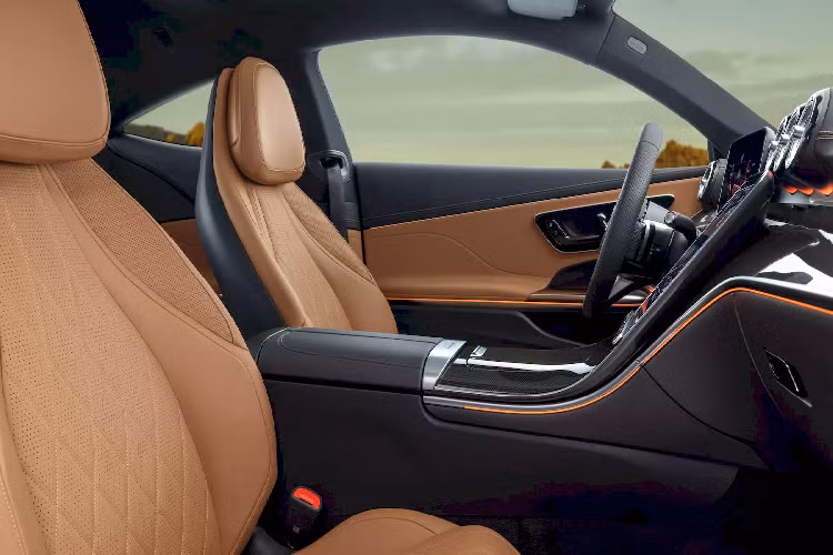 Các lựa chọn về hệ truyền động của CLE 2024 thì đều được lấy từ E-Class Coupe, bao gồm động cơ xăng và diesel tích hợp cơ chế hybrid nhẹ EQ Boost 48V thế hệ mới, có thể hỗ trợ thêm 17 kW (23 mã lực) cho động cơ chính, tốt hơn chút so với mức 15 kW (20 mã lực) của phiên bản thế hệ trước. CLE 2024 được trang bị tiêu chuẩn hộp số tự động 9 cấp 9G-Tronic, nhưng vẫn có tùy chọn hộp số sàn.