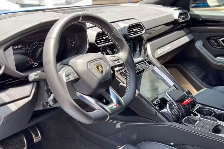 Điểm làm nên sự thú vị tiếp theo của Urus S còn là chiếc xe Lamborghini có khoang hành lý siêu rộng, dung tích 1.596 lít. Hàng ghế sau của xe siêu SUV Lamborghini Urus cũng có thể tùy biến theo kiểu 3 ghế ngồi bình thường hoặc khách hàng có thể yêu cầu 2 ghế ngồi độc lập cùng với hệ thống giải trí riêng.