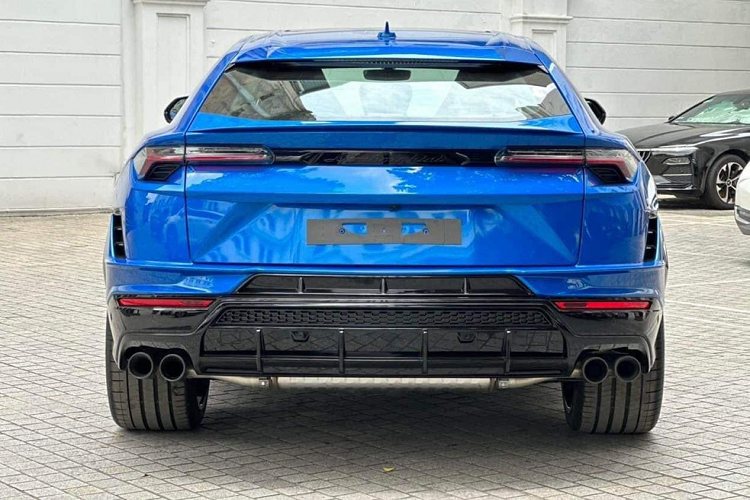 Lamborghini Urus S là 1 bản nâng cấp giữa vòng đời, vì thế, điểm nhấn của chiếc siêu SUV này là việc thiết kế xe đã sửa đổi so với bản cũ, dễ thấy nhất nằm ở lưới tản nhiệt của xe, cũng như cản trước, có sự thay đổi nhẹ để tăng tính khí động học hơn cho xe.
