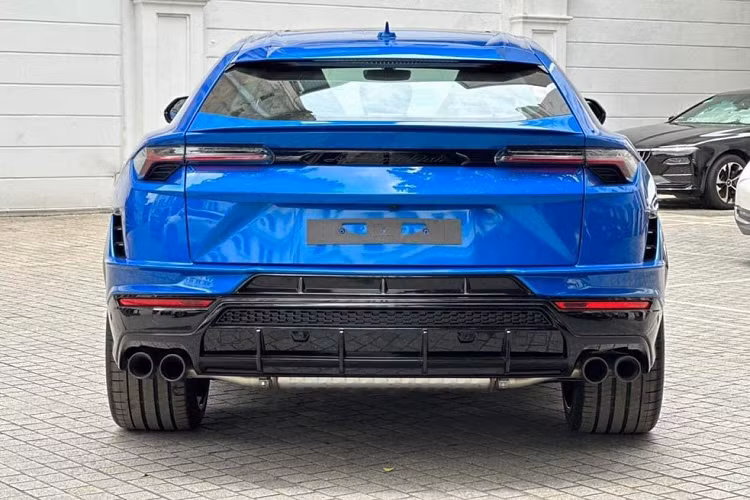 Lamborghini Urus S là 1 bản nâng cấp giữa vòng đời, vì thế, điểm nhấn của chiếc siêu SUV này là việc thiết kế xe đã sửa đổi so với bản cũ, dễ thấy nhất nằm ở lưới tản nhiệt của xe, cũng như cản trước, có sự thay đổi nhẹ để tăng tính khí động học hơn cho xe.