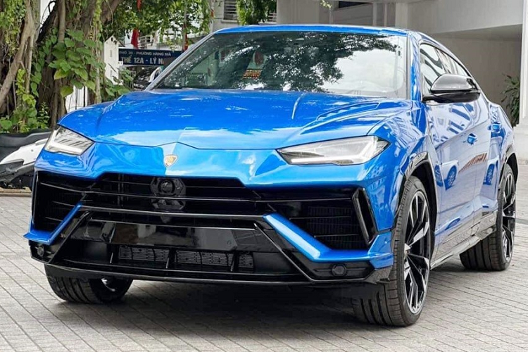 Chiếc siêu SUV Lamborghini Urus 2023 bản nâng cấp giữa vòng đời này được nhập về nước vào đầu năm nay, theo công bố của hãng, giá xe Lamborghini Urus S từ 14,9 tỷ đồng, chưa gồm tùy chọn, trong khi chiếc xe màu xanh này đang được chào bán hơn 2X tỷ đồng, tức trên 20 tỷ đồng nhưng dưới 30 tỷ đồng.