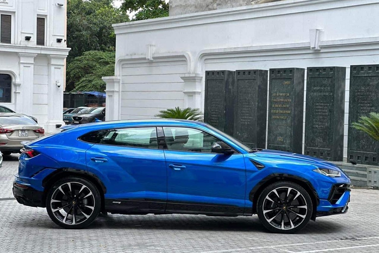 Ở ngoại thất, chiếc xe Lamborghini Urus S giá hơn 20 tỷ này có màu sơn xanh dương rất đẹp mắt, số lượng xe Lamborghini Urus mang màu này không nhiều ở Việt Nam. Xe có thêm nhiều chi tiết được sơn đen, tạo điểm nhấn, sau cùng là bộ mâm 5 chấu kép sơn tông màu đen và bạc.