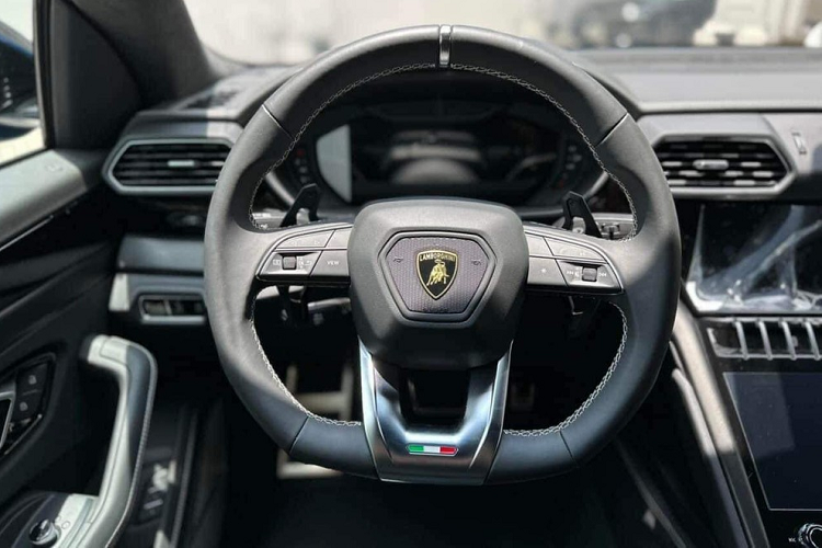 Nhờ sức mạnh ấn tượng trên, mà phiên bản nâng cấp giữa vòng đời Lamborghini Urus S chỉ cần thời gian 3,5 giây để tăng tốc từ vị trí xuất phát lên 100 km/h, nhanh hơn 0,1 giây, chiếc siêu SUV đua nước rút từ 0-200 km/h chỉ trong 12,5 giây trước khi đạt tốc độ tối đa 305 km/h.