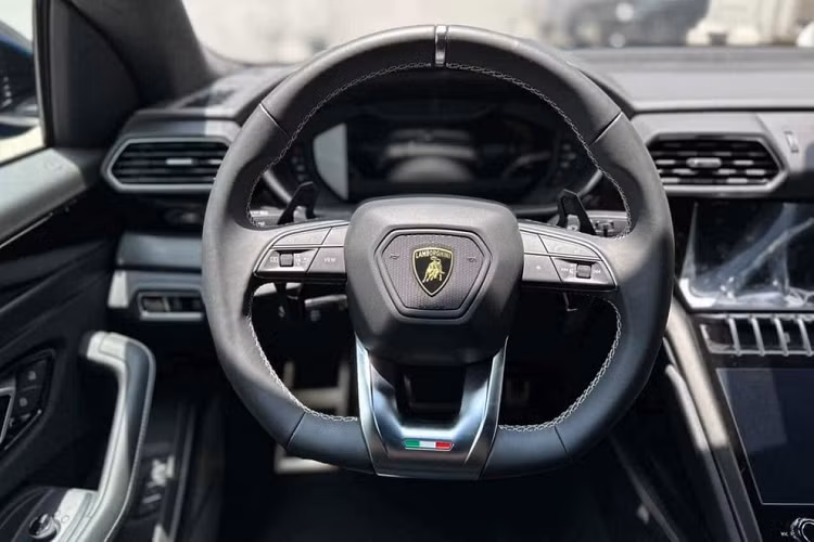 Nhờ sức mạnh ấn tượng trên, mà phiên bản nâng cấp giữa vòng đời Lamborghini Urus S chỉ cần thời gian 3,5 giây để tăng tốc từ vị trí xuất phát lên 100 km/h, nhanh hơn 0,1 giây, chiếc siêu SUV đua nước rút từ 0-200 km/h chỉ trong 12,5 giây trước khi đạt tốc độ tối đa 305 km/h.
