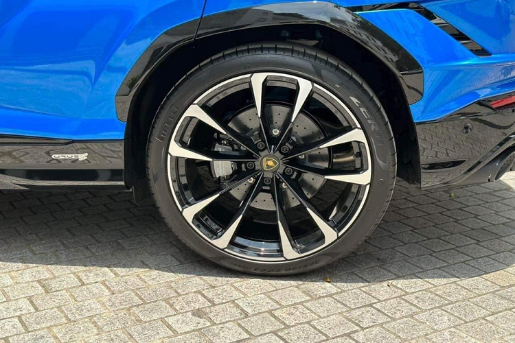 Bên sườn có tích hợp logo Urus S ngay phía trên bánh xe sau. Vòng ra đằng sau xe, đáng buồn là không có sự thay đổi nào mang tính đột phá để phân biệt Lamborghini Urus S với bản cũ. Điểm ấn tượng nhất của siêu SUV Lamborghini Urus bản nâng cấp giữa vòng đời chính là việc hệ truyền động của xe được tăng công suất.