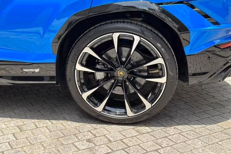 Bên sườn có tích hợp logo Urus S ngay phía trên bánh xe sau. Vòng ra đằng sau xe, đáng buồn là không có sự thay đổi nào mang tính đột phá để phân biệt Lamborghini Urus S với bản cũ. Điểm ấn tượng nhất của siêu SUV Lamborghini Urus bản nâng cấp giữa vòng đời chính là việc hệ truyền động của xe được tăng công suất.