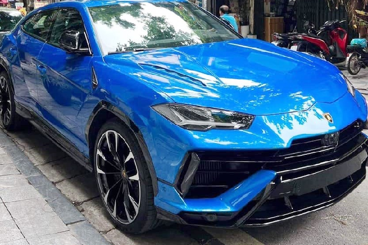 Siêu SUV Lamborghini Urus đã bước sang thế hệ nâng cấp giữa vòng đời, với sự thay đổi nhẹ trong thiết kế, trang bị nội thất và cả động cơ cũng được tăng sức mạnh, để đối phó trước đối thủ đáng gờm là Aston Martin DBX 707. Hiện tại, số lượng Lamborghini Urus S tại Việt Nam không nhiều, chính điều đó đã khiến các đại gia rất quan tâm với thông tin rao bán 1 chiếc xe có sẵn, không phải chờ đợi lại còn bao ra biển số như cách tay cò bán xe này đăng tải.