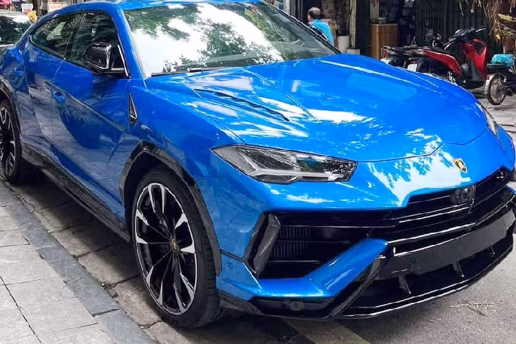 Siêu SUV Lamborghini Urus đã bước sang thế hệ nâng cấp giữa vòng đời, với sự thay đổi nhẹ trong thiết kế, trang bị nội thất và cả động cơ cũng được tăng sức mạnh, để đối phó trước đối thủ đáng gờm là Aston Martin DBX 707. Hiện tại, số lượng Lamborghini Urus S tại Việt Nam không nhiều, chính điều đó đã khiến các đại gia rất quan tâm với thông tin rao bán 1 chiếc xe có sẵn, không phải chờ đợi lại còn bao ra biển số như cách tay cò bán xe này đăng tải.