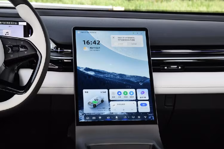 Vô-lăng đa chức năng kiểu mới cũng cải thiện chất lượng hình ảnh của xe. Điều đáng nói là chiếc xe Geely Galaxy L6 sẽ có hàng ghế sau cảm ứng mềm 270°, đèn xung quanh 256 màu và hệ thống tạo mùi thơm thông minh rất đẳng cấp.