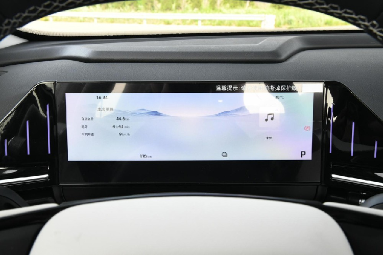 Cuối cùng là việc chiếc xe Geely Galaxy L6 sẽ được trang bị chip Qualcomm Snapdragon 8155, giúp nâng cao đáng kể trải nghiệm tương tác kỹ thuật số của người dùng.