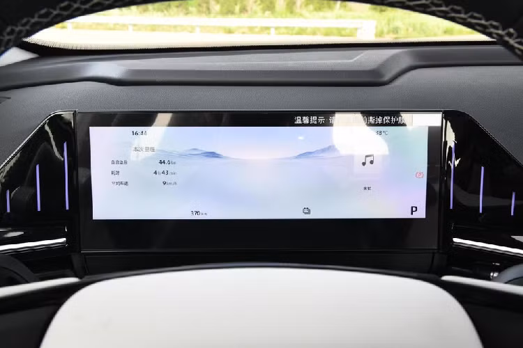 Cuối cùng là việc chiếc xe Geely Galaxy L6 sẽ được trang bị chip Qualcomm Snapdragon 8155, giúp nâng cao đáng kể trải nghiệm tương tác kỹ thuật số của người dùng.