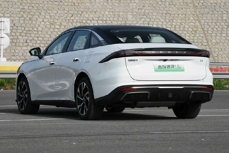 Về sức mạnh, chiếc xe Geely Galaxy L6 sẽ được trang bị kiến trúc hybrid điện thông minh e-CMA, hệ thống hybrid điện thông minh Raytheon thế hệ mới 8848 và hệ thống an toàn pin Aegis. Xe có công suất tối đa đạt 654 mã lực, được trang bị hộp số DHT Pro 3 cấp.