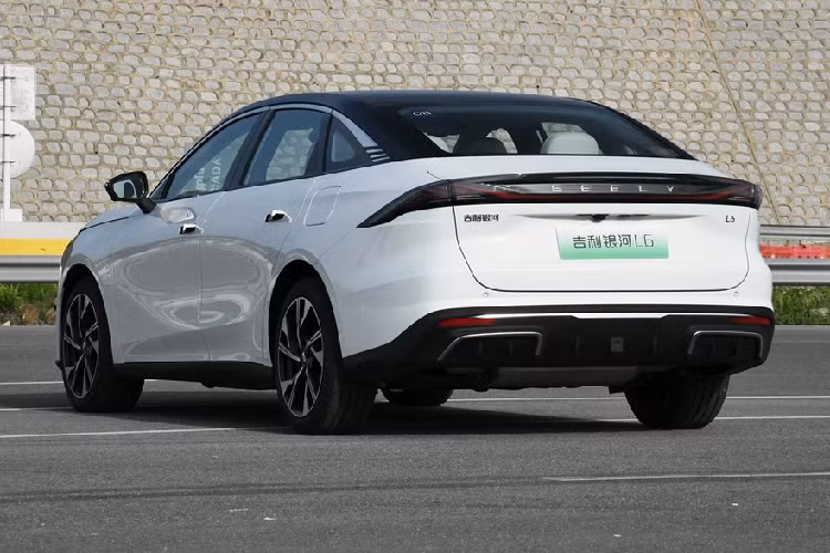 Về sức mạnh, chiếc xe Geely Galaxy L6 sẽ được trang bị kiến trúc hybrid điện thông minh e-CMA, hệ thống hybrid điện thông minh Raytheon thế hệ mới 8848 và hệ thống an toàn pin Aegis. Xe có công suất tối đa đạt 654 mã lực, được trang bị hộp số DHT Pro 3 cấp.