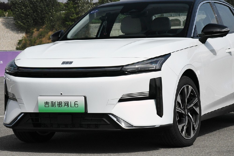 Tiếp đến là cụm đèn chia đôi và các chi tiết dải đèn xuyên thấu và việc bổ sung các cụm đèn dọc ở hai bên giúp cho chiếc xe này trông rất tương lai và thời trang. Tất nhiên, không thể thiếu logo thương hiệu mới. Ngoài ra, xe còn được trang bị tay nắm cửa ẩn, cụm đèn hậu kiểu xuyên suốt.