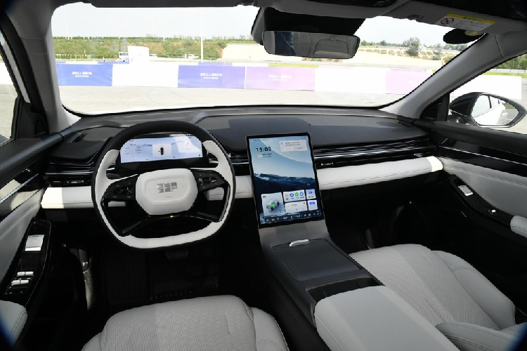 Về nội thất, chiếc xe Geely Galaxy L6 có màn hình LCD 10,25 inch dành cho bảng đồng hồ với thiết kế hình chữ nhật khá hấp dẫn, ngoài ra xe còn có màn hình điều khiển trung tâm dạng dọc, kích thước lớn lên đến 13,2 inch, mang đến cho chiếc xe này cảm giác đầy đủ về công nghệ.