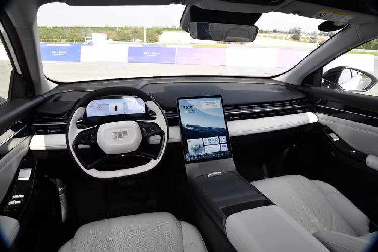 Về nội thất, chiếc xe Geely Galaxy L6 có màn hình LCD 10,25 inch dành cho bảng đồng hồ với thiết kế hình chữ nhật khá hấp dẫn, ngoài ra xe còn có màn hình điều khiển trung tâm dạng dọc, kích thước lớn lên đến 13,2 inch, mang đến cho chiếc xe này cảm giác đầy đủ về công nghệ.