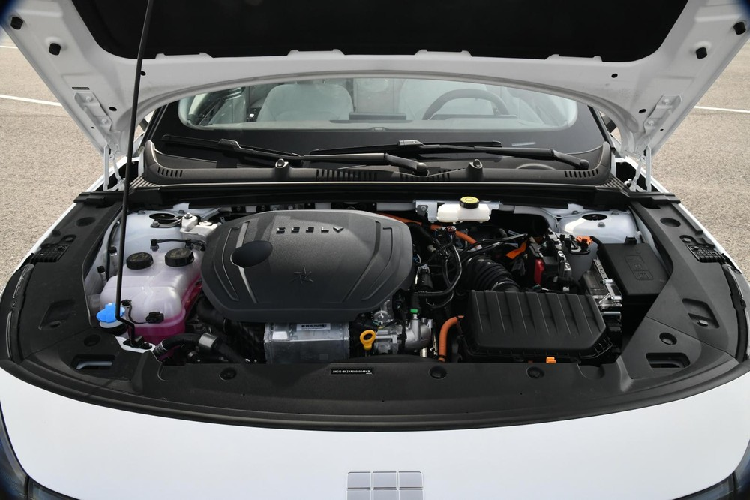 Đồng thời, xe còn được trang bị sản phẩm trí tuệ nhân tạo AI - hình nền Wow và chức năng tương tác giọng nói ngoài xe dựa trên công cụ tìm kiếm ngôn ngữ thông minh AI.