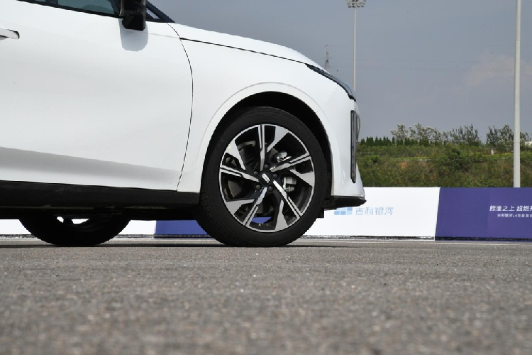 Về kích thước thân xe, chiều dài, rộng, cao của Galaxy L6 lần lượt là 4782/1875/1489mm, chiều dài cơ sở 2752mm. Geely Galaxy L6 được ra mắt 5 màu thân xe mới là trắng Galaxy Bright White, tím Night Charm Purple, xanh Mountain Blue, trắng Morning White và xán Dawn Grey để người tiêu dùng dễ dàng lựa chọn theo ý thích, cũng như phong thủy theo mình.