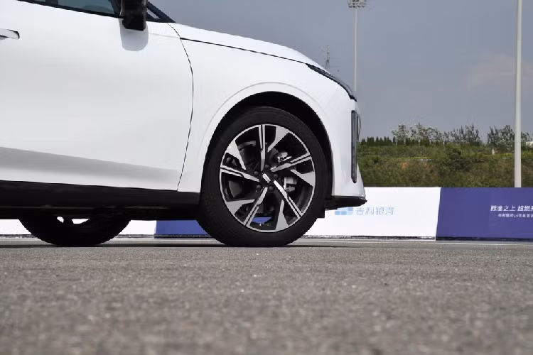 Về kích thước thân xe, chiều dài, rộng, cao của Galaxy L6 lần lượt là 4782/1875/1489mm, chiều dài cơ sở 2752mm. Geely Galaxy L6 được ra mắt 5 màu thân xe mới là trắng Galaxy Bright White, tím Night Charm Purple, xanh Mountain Blue, trắng Morning White và xán Dawn Grey để người tiêu dùng dễ dàng lựa chọn theo ý thích, cũng như phong thủy theo mình.