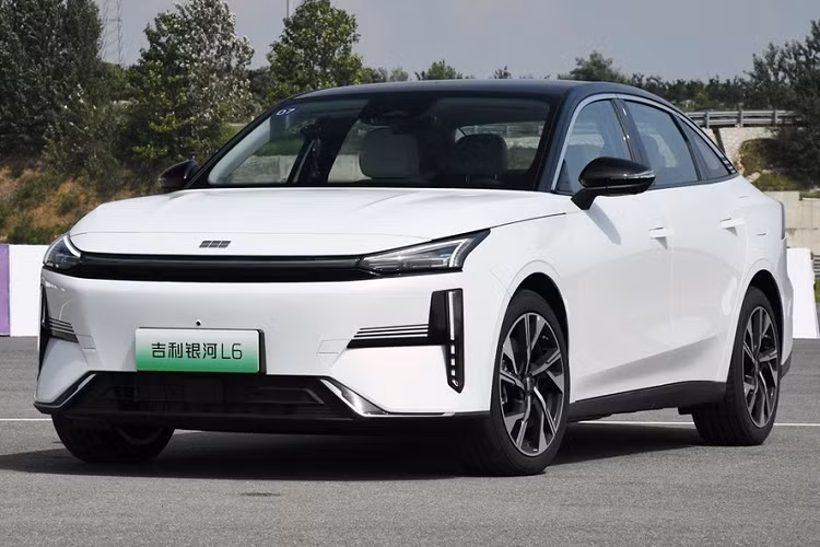 Về ngoại hình, mẫu xe sedan Geely Galaxy L6 sử dụng ngôn ngữ "Thunder Tiger Inductor" mới, dễ dàng cho việc nhận diện thương hiệu, đầu tiên, phần mặt trước của xe được xử lý với lưới tản nhiệt khép kín, đúng chuẩn của xe điện, dù mẫu xe này thuộc bản plug-in hybrid.