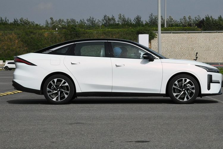 Ở lần ra mắt này, hãng ôtô Trung Quốc không đề cập giá xe Geely Galaxy L6 2024, nhưng trước đó, một số thông tin chia sẻ xe sẽ có giá bán dao động từ 150.000 nhân dân tệ đến 200.000 nhân dân tệ (tương đương 326 triệu đồng đến 490 triệu đồng).