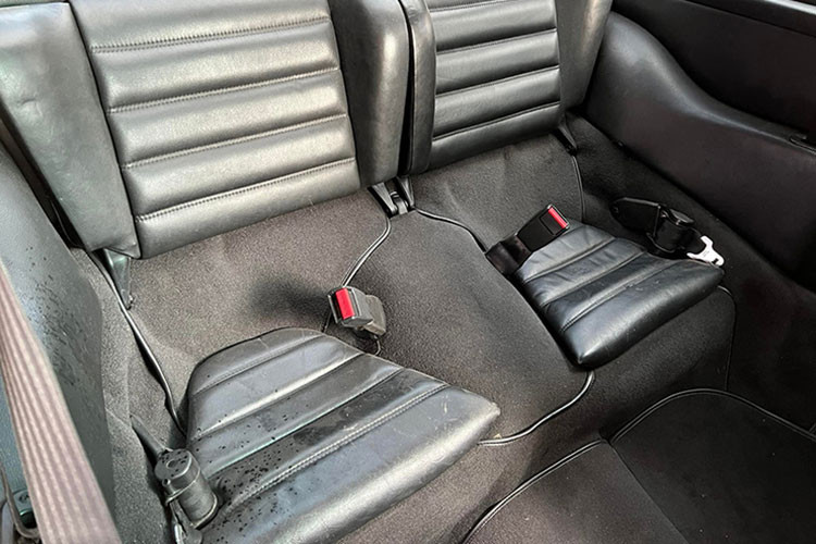 Bên trong khoang lái chiếc xe Porsche 930 Turbo đời 1987 độ RUF của ông Đặng Lê Nguyên Vũ đã được thay áo Gulf có nội thất với ghế thể thao, dạng xe đua của hãng Bride đến từ Nhật Bản với khung ghế là carbon, ghế bọc da màu đen cùng chỉ trắng.