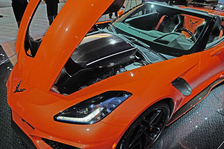 Sức mạnh của chiếc Corvette C7 ZR1 hàng khủng này đạt được nhờ hệ thống cảm ứng không khí lưu lượng cao, đầu ống xả bằng thép không gỉ, ống giữa bằng thép không gỉ, bộ chuyển đổi xúc tác lưu lượng cao và hiệu chuẩn quản lý động cơ mới.