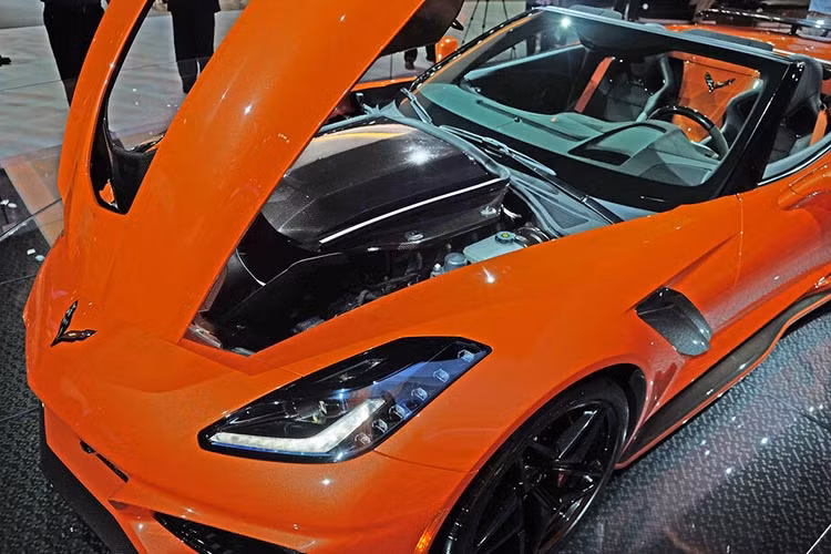 Sức mạnh của chiếc Corvette C7 ZR1 hàng khủng này đạt được nhờ hệ thống cảm ứng không khí lưu lượng cao, đầu ống xả bằng thép không gỉ, ống giữa bằng thép không gỉ, bộ chuyển đổi xúc tác lưu lượng cao và hiệu chuẩn quản lý động cơ mới.