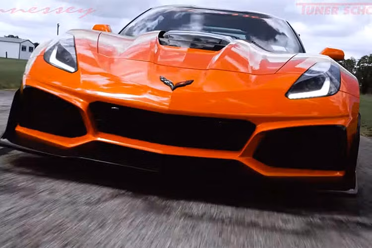 Hiện mức giá xe Corvette C7 ZR1 độ Hennessey vẫn chưa được công bố chính thức cho các khách hàng. Corvette C7 ZR1. Dự đoán, với mức công suất “tối tân” lên tới 1000 mã lực, C7 ZR1 độ Hennessey sẽ khiến cho bất cứ đối thủ nào phải nhún nhường.