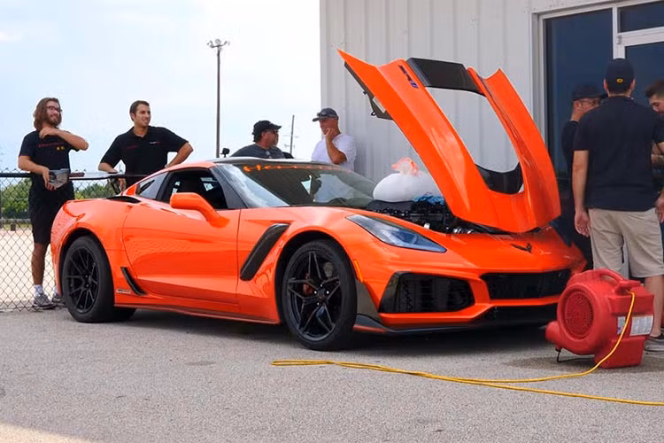 Phiên bản thấp nhất trong hai tùy chọn không chỉ có công suất 850 mã lực mà còn mang lại mô-men xoắn ấn tượng 1.152 Nm tại 4.300 vòng/phút.