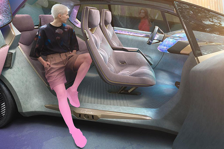 Cụ thể, toàn bộ khu vực phía sau vô-lăng, vốn là bảng táp-lô trong các thiết kế xe truyền thống, giờ đây là một bề mặt cảm ứng to lớn để người dùng có thể điều chỉnh các thông số của xe.