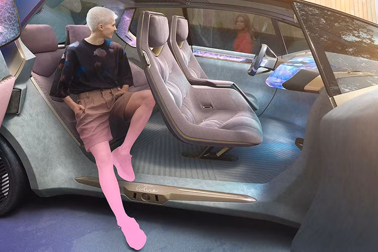 Cụ thể, toàn bộ khu vực phía sau vô-lăng, vốn là bảng táp-lô trong các thiết kế xe truyền thống, giờ đây là một bề mặt cảm ứng to lớn để người dùng có thể điều chỉnh các thông số của xe.