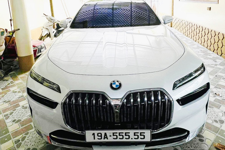 Anh Hưng cũng tiết lộ, chiếc biển VIP 19A-555.55 cho xe BMW 735i đời mới có giá chính hãng từ 5,1 tỷ đồng. Mãi đến nay, hình ảnh chiếc xe sang BMW 735i này mới được đăng ký biển số và xuất hiện trên mạng xã hội. Phải nói rằng, cả biển và xe đều xứng tầm khi song hành cùng nhau, chủ xe thật sự rất biết cách chơi.
