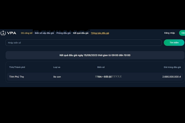 Quá trình tìm hiểu chúng tôi được biết, người trúng đấu giá biển số xe 19A-555.55 tên là Thành sinh năm 1994, chỉ mới 29 tuổi. Anh sinh ra ở tỉnh Phú Thọ nhưng hiện đang sống và làm việc tại Hà Nội và kinh doanh rất nhiều lĩnh vực, bao gồm cả biển số đẹp. Tuy nhiên, biển ngũ quý 5 này anh đấu giá dùm cho người thân chứ không phải của mình.