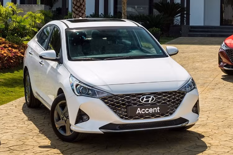  Hyundai Accent Mẫu sedan hạng B tại Việt Nam của thương hiệu Hyundai đã liên tiếp dẫn đầu Top xe sedan giá rẻ trong vòng 3 tháng trở lại đây. Đặc biệt, tính từ đầu năm đến nay Hyundai Accent là mẫu xe sedan duy nhất trong phân khúc giữ được mức doanh số hơn 1.000 xe mỗi tháng. Và đây cũng là mẫu sedan hiếm hoi thường xuyên góp mặt trong bảng xếp hạng top 10 xe bán chạy nhất thị trường.