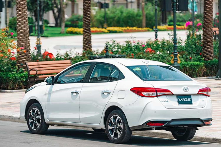 Tại thị trường Việt Nam, Toyota Vios vẫn được xem là một mẫu sedan "tượng đài". Điểm nổi bật nhất của Vios vẫn là khả năng vận hành ổn định, ít hỏng vặt, giá trị sử dụng và giá trị bán lại cao là những điểm được người tiêu dùng ưa chuộng.