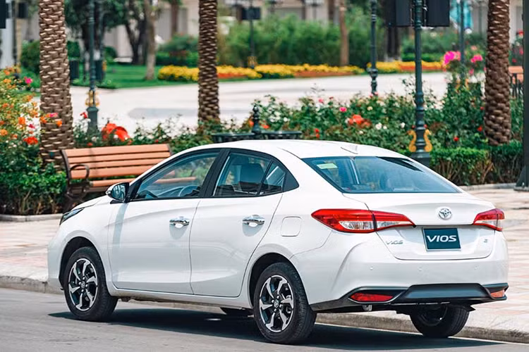 Tại thị trường Việt Nam, Toyota Vios vẫn được xem là một mẫu sedan "tượng đài". Điểm nổi bật nhất của Vios vẫn là khả năng vận hành ổn định, ít hỏng vặt, giá trị sử dụng và giá trị bán lại cao là những điểm được người tiêu dùng ưa chuộng.